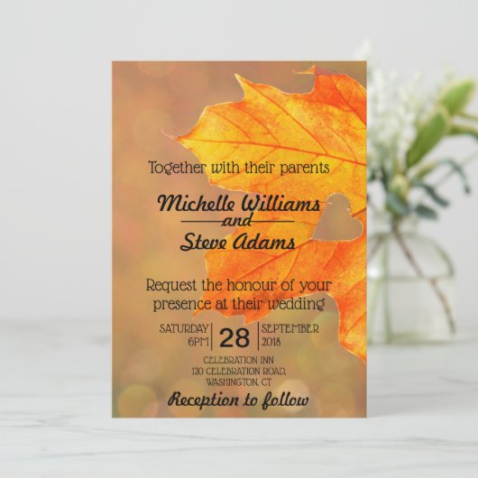 Herfst blad met hart bruiloft uitnodiging (Staand voorkant)