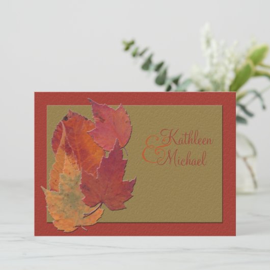 Herfst bladeren monogram bruiloft uitnodiging 2 (Staand voorkant)