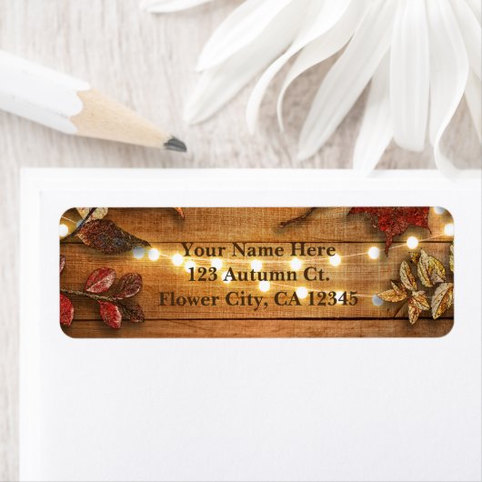 Herfst bladeren & String lichten op rustiek hout Etiket (Insitu)