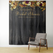 Herfst bloemrijke bruidsbruiloft fotocabine achter wandkleed (In situ)