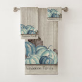 Herfst Blue Pumpkin Rustic Cute Gray Wood Sh Bad Handdoek (Insitu)