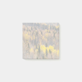 Herfst boslandschap met gouden bomen post-it® notes