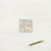 Herfst boslandschap met gouden bomen post-it® notes (Op bureau)