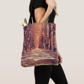 Herfst Bospad: rustige landschapsreis Tote Bag (Dichtbij)