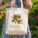 Herfst botanisch boeket bruidsmeisje naam tote bag<br><div class="desc">Moderne rustieke bruidsmeisje canvas tas cadeau met herfst herfst roestig sinaasappel goud en ivoor crème bloemen met gedroogde bladeren en bladeren en een grillige chique typografie script.            Personaliseer het met haar naam op de voorkant en met de namen van het bruidspaar en datum op de achterkant.</div>