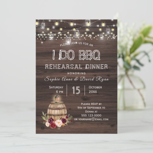 Herfst Burgundy Wine Barrel Floral Rehearsal Dinne Kaart (Staand voorkant)