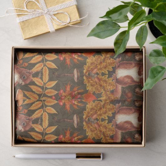 Herfst eekhoorn op donkerbruin tissuepapier (Geschenk)