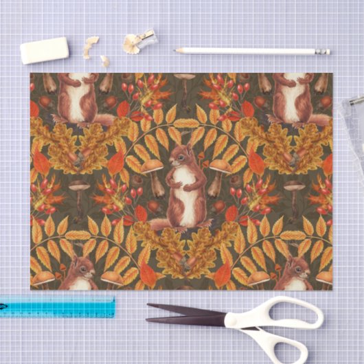 Herfst eekhoorn op donkerbruin tissuepapier (Craft)