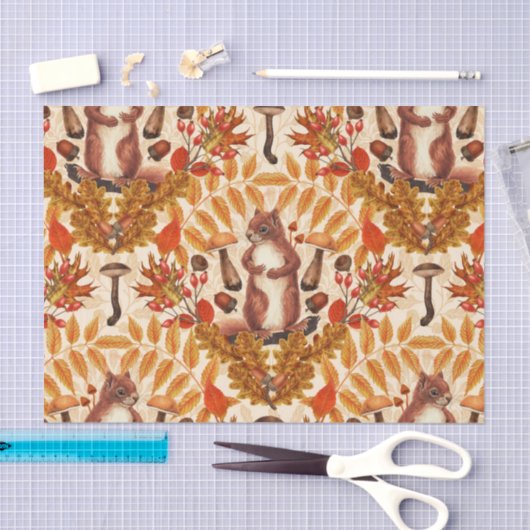 Herfst eekhoorn op off white tissuepapier (Craft)