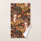 Herfst eekhoorns en flora op donkerbruin bad handdoek (Handdoek)