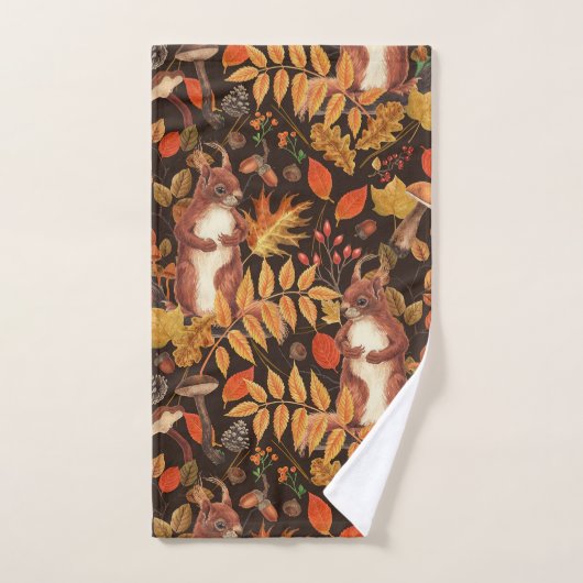 Herfst eekhoorns en flora op donkerbruin bad handdoek (Handdoek)