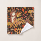 Herfst eekhoorns en flora op donkerbruin bad handdoek (Wasdoekje)