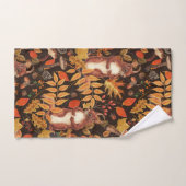 Herfst eekhoorns en flora op donkerbruin bad handdoek (Handdoek)
