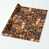 Herfst eekhoorns en flora op donkerbruin cadeaupapier (Uitgerold)