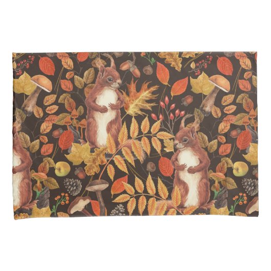 Herfst eekhoorns en flora op donkerbruin kussensloop (Voorkant-Rechts)
