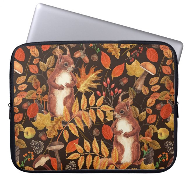 Herfst eekhoorns en flora op donkerbruin laptop sleeve (Voorkant)