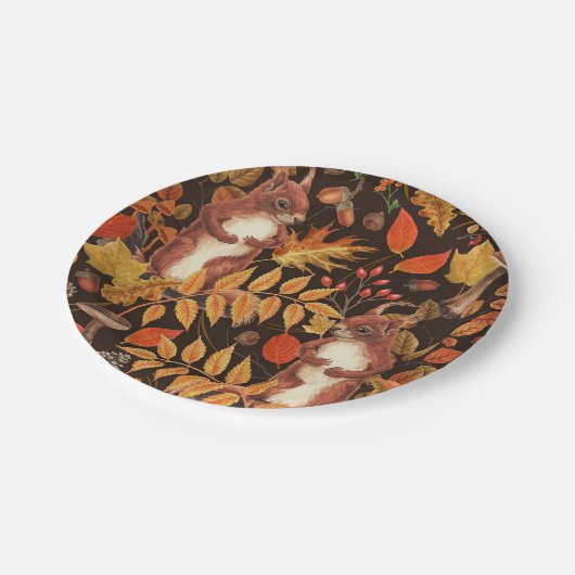Herfst eekhoorns en flora op donkerbruin papieren bordje (Gekanteld)