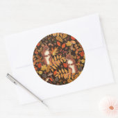 Herfst eekhoorns en flora op donkerbruin ronde sticker (Envelop)