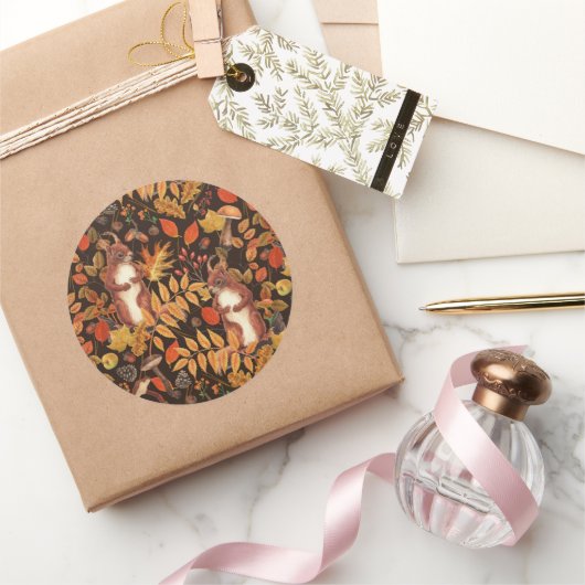 Herfst eekhoorns en flora op donkerbruin ronde sticker (Geschenken)