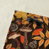 Herfst eekhoorns en flora op donkerbruin strandlaken (In situ)