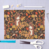Herfst eekhoorns en flora op donkerbruin tissuepapier (Craft)