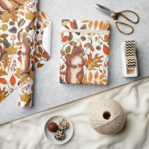 Herfst eekhoorns en herfst flora op off white cadeaupapier