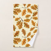 Herfst eikenbladeren op gebroken wit bad handdoek (Handdoek)