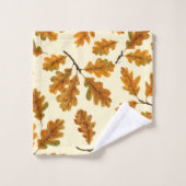 Herfst eikenbladeren op gebroken wit bad handdoek (Wasdoekje)