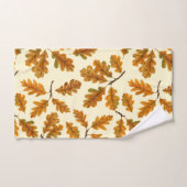 Herfst eikenbladeren op gebroken wit bad handdoek (Handdoek)