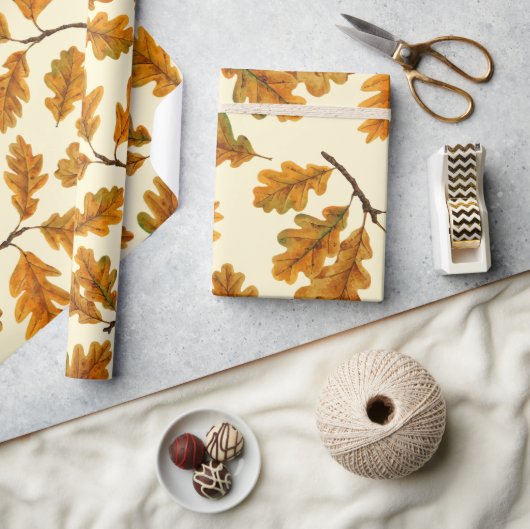 Herfst eikenbladeren op gebroken wit cadeaupapier (Crafts)