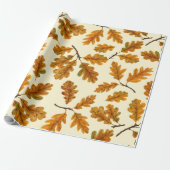 Herfst eikenbladeren op gebroken wit cadeaupapier (Uitgerold)