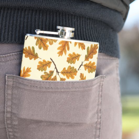 Herfst eikenbladeren op gebroken wit heupfles (Voorbeeld)