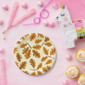 Herfst eikenbladeren op gebroken wit papieren bordje (Feest)