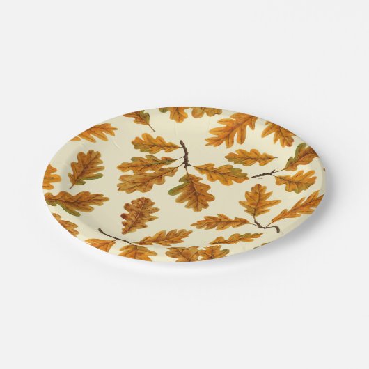 Herfst eikenbladeren op gebroken wit papieren bordje (Gekanteld)
