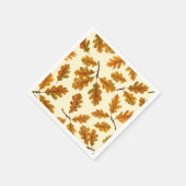 Herfst eikenbladeren op gebroken wit servet (Hoek)