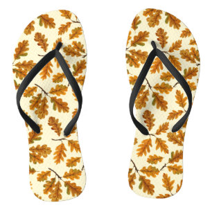 Herfst eikenbladeren op gebroken wit teenslippers