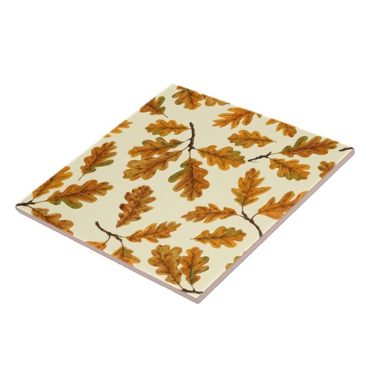 Herfst eikenbladeren op gebroken wit tegeltje (Zijkant)