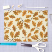 Herfst eikenbladeren op gebroken wit tissuepapier (Craft)