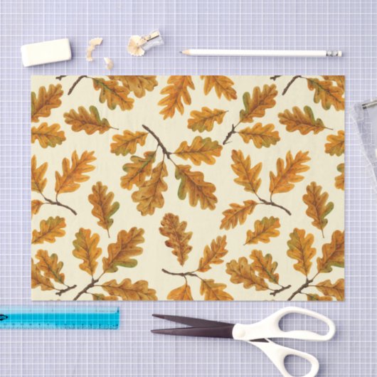 Herfst eikenbladeren op gebroken wit tissuepapier (Craft)