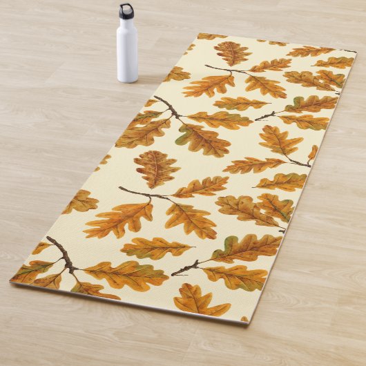 Herfst eikenbladeren op gebroken wit yogamat (In situ)