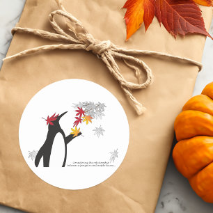 Herfst esdoornbladeren en een grappige pinguïn ronde sticker