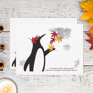Herfst esdoornbladeren en grappige pinguïn briefkaart