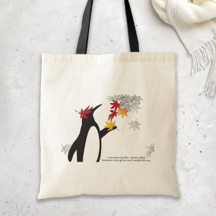 Herfst esdoornbladeren en grappige pinguïn tote bag