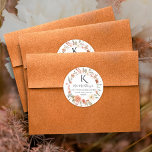 Herfst Floral BOHO Autumn Leaves Monogram Adres C Ronde Sticker<br><div class="desc">Gebruik voor bruiloft,  baby showers of elke dag retouradres of envelopzegel met uw monogram,  naam en adres. De waterverf heeft roestbloem geschilderd en bruine bloemen met nafbladgroen gemaakt. De herfstgroen werd gemaakt en ontworpen door een internationaal erkende kunstenaar Audrey Jeanne Roberts. Copyright.</div>