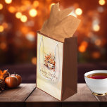 Herfst Floral Cottage Core Teacup Happy Birthday Klein Cadeauzakje<br><div class="desc">Dompel jezelf onder in de gezellige elegantie van het najaar met ons "Herfst Floral Cottage Core Teacup Birthday Tea Party" design collectie. Deze charmante illustratie heeft een delicate witte theekopje versierd met een sierlijk bladpatroon, sierlijk rustend op een bijpassende schotel. Rondom dit middelpunt is een levendige herfst boeket, barst van...</div>