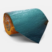 Herfst gebladerte bij de waterval stropdas (Opgerold)