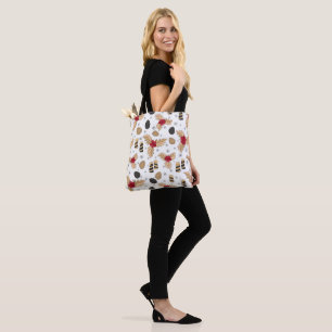 Herfst getinte tote tas met dennenappels en hulst