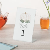 Herfst Greenery White Pumpkin Table Number Reclamebord Met Voetstuk (Insitu)