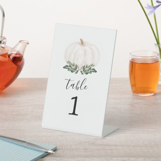 Herfst Greenery White Pumpkin Table Number Reclamebord Met Voetstuk (Insitu)