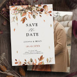 Herfst herfst laat rustiek land Boho foto Save The Date<br><div class="desc">Elegante rustieke landelijke herfst foto bewaar de datumkaart met bruin,  rood,  sinaasappel,  groene eucalyptusbladeren. Neem contact met mij op voor hulp bij maatwerk of als u een ander product met dit ontwerp nodig hebt.</div>